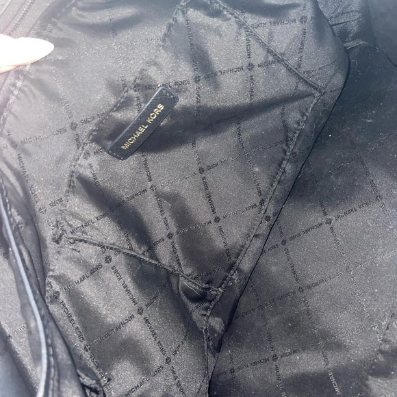 Jet Set Medium Saffiano Leather Top-Zip Tote Bag - Picture 7 of 14